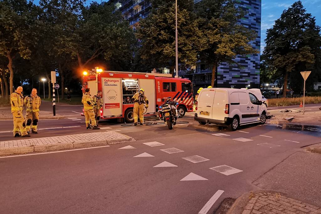 Bestelbus rijdt verkeerslicht uit de grond