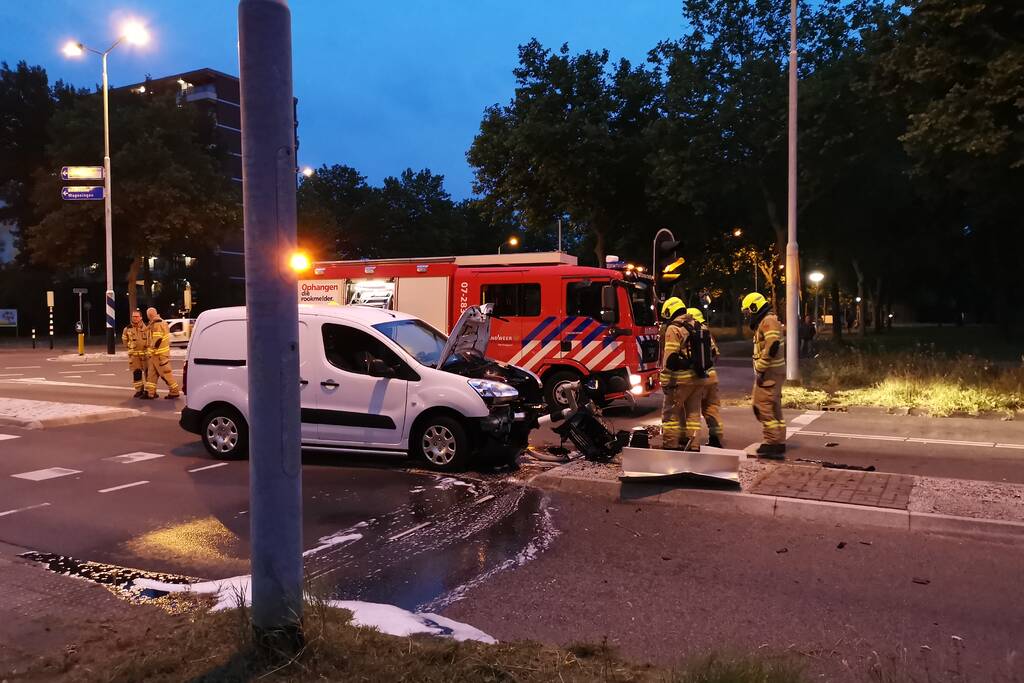 Bestelbus rijdt verkeerslicht uit de grond