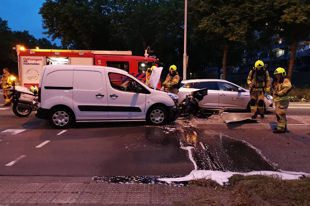 Bestelbus rijdt verkeerslicht uit de grond