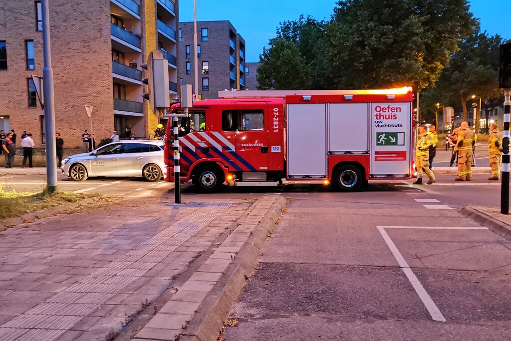 Bestelbus rijdt verkeerslicht uit de grond