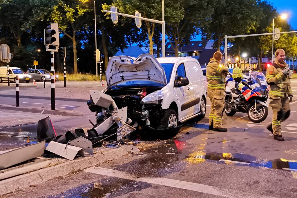 Bestelbus rijdt verkeerslicht uit de grond