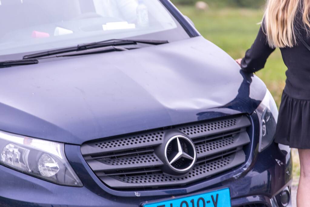 Fietser gewond na aanrijding met taxibus