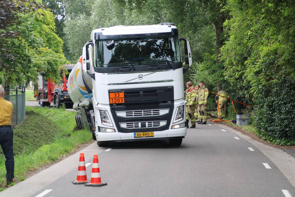 Tankwagen met brandstof dreigt om te vallen
