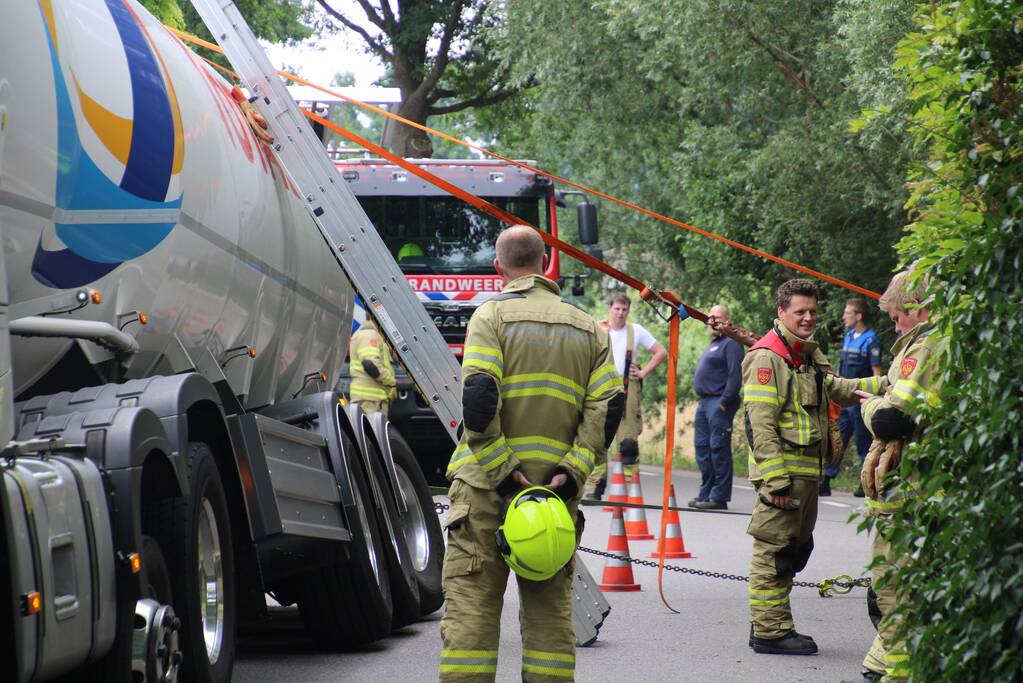 Tankwagen met brandstof dreigt om te vallen
