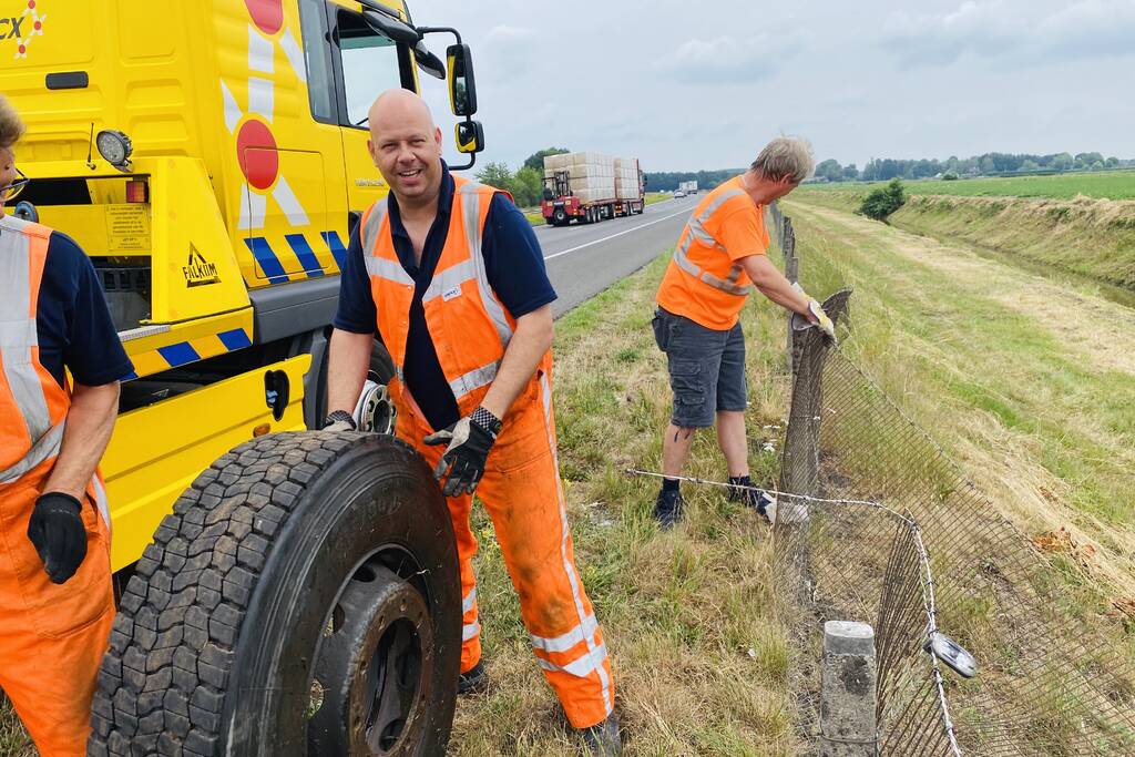 Vuilniswagen verliest wiel op snelweg