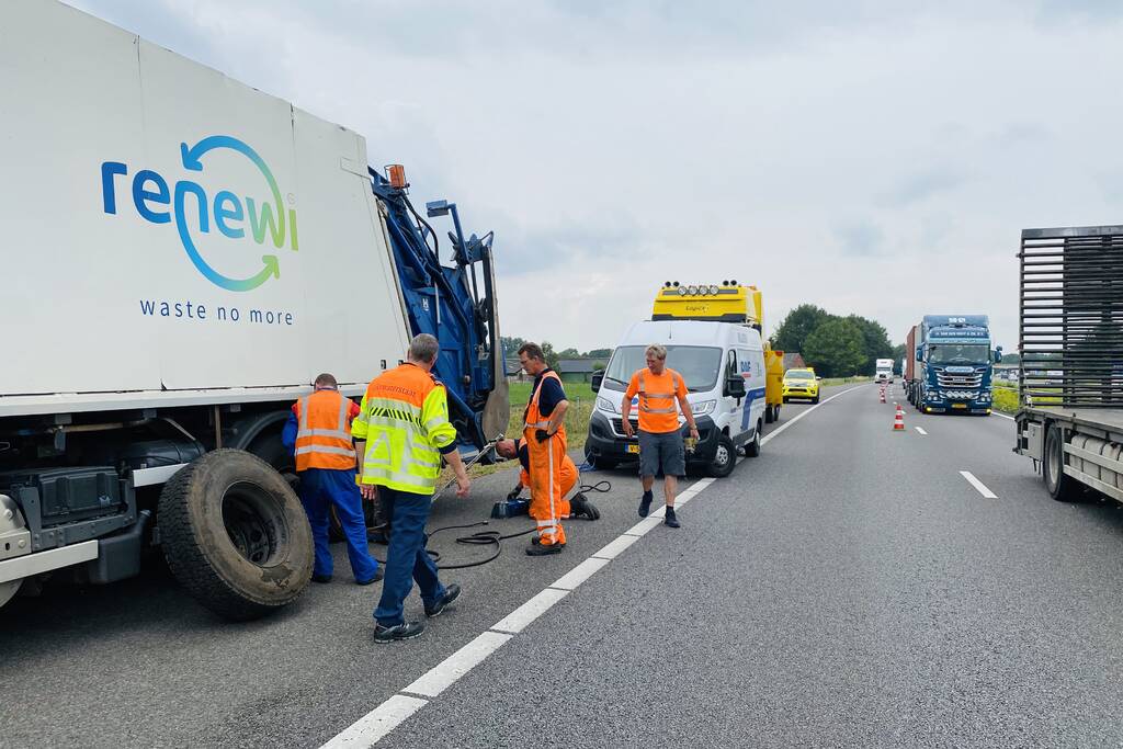 Vuilniswagen verliest wiel op snelweg