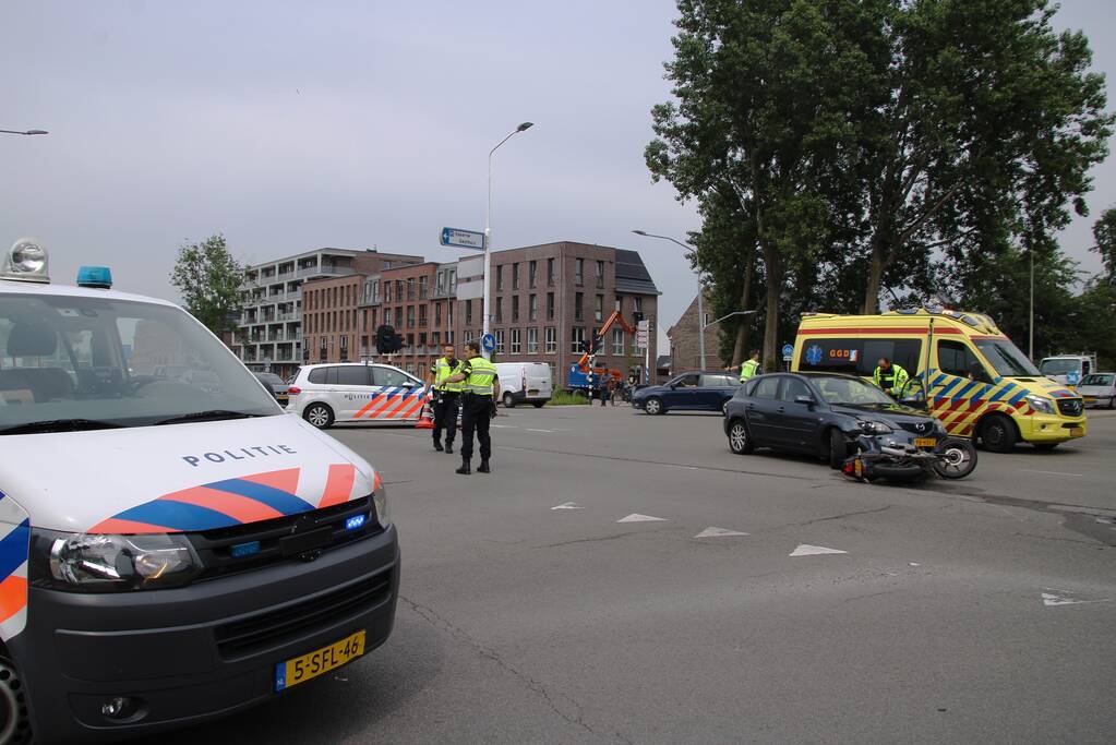 Auto en motor botsen op kruising