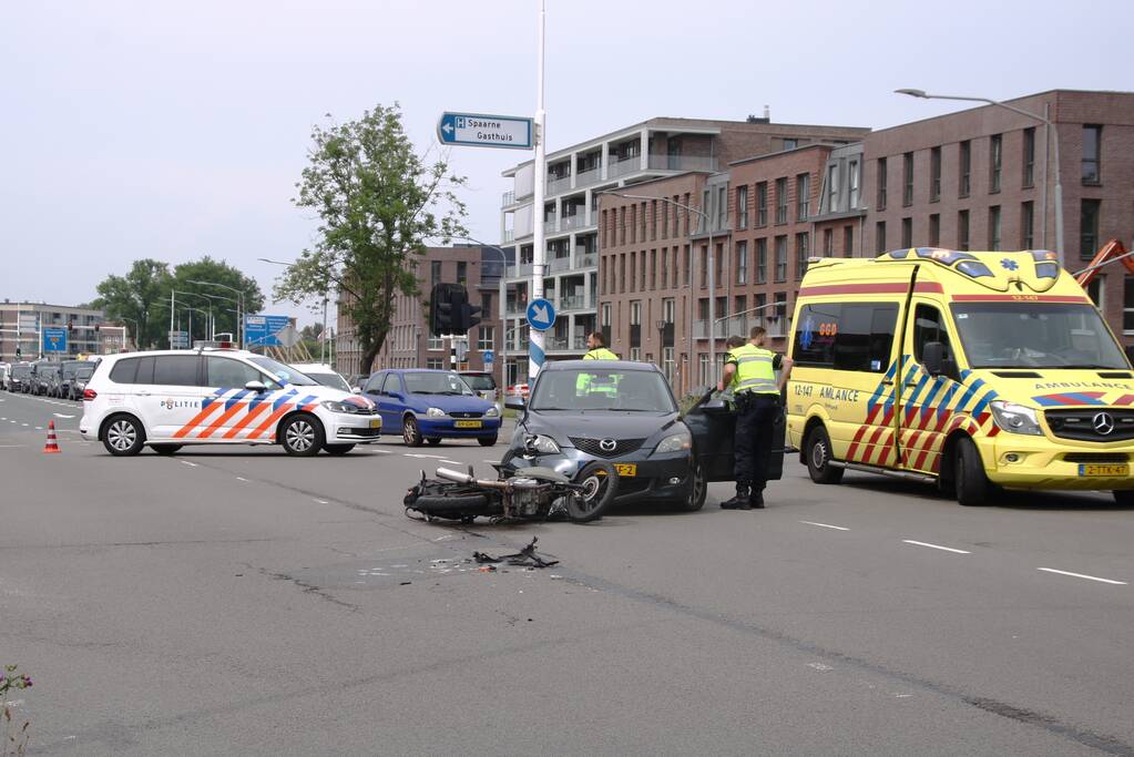 Auto en motor botsen op kruising
