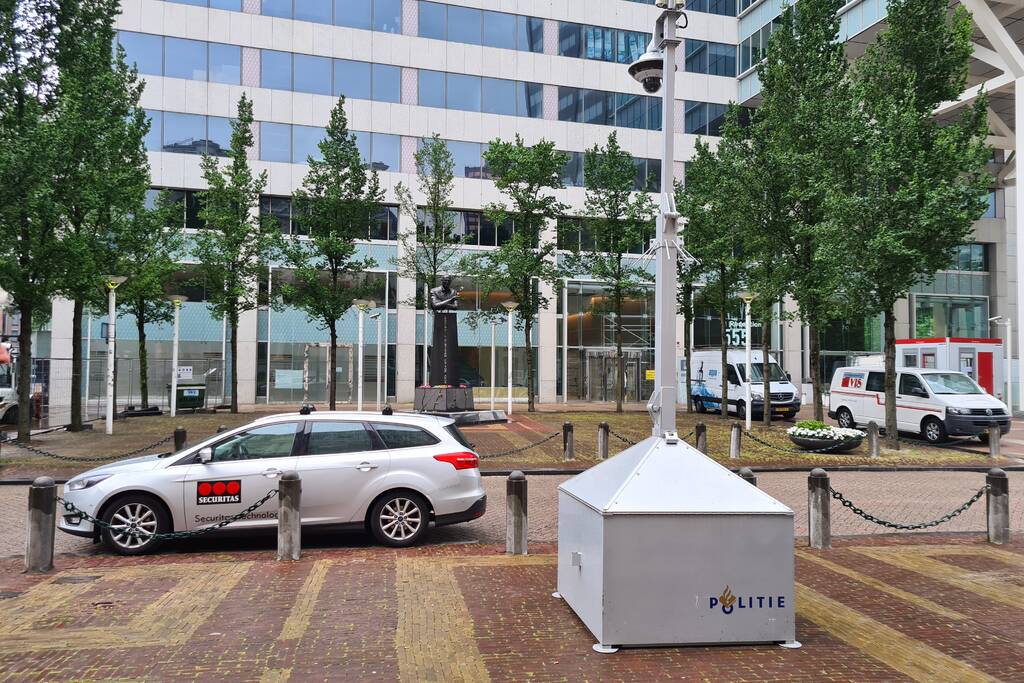 Pim Fortuyn-beeld bewaakt met politiecamera