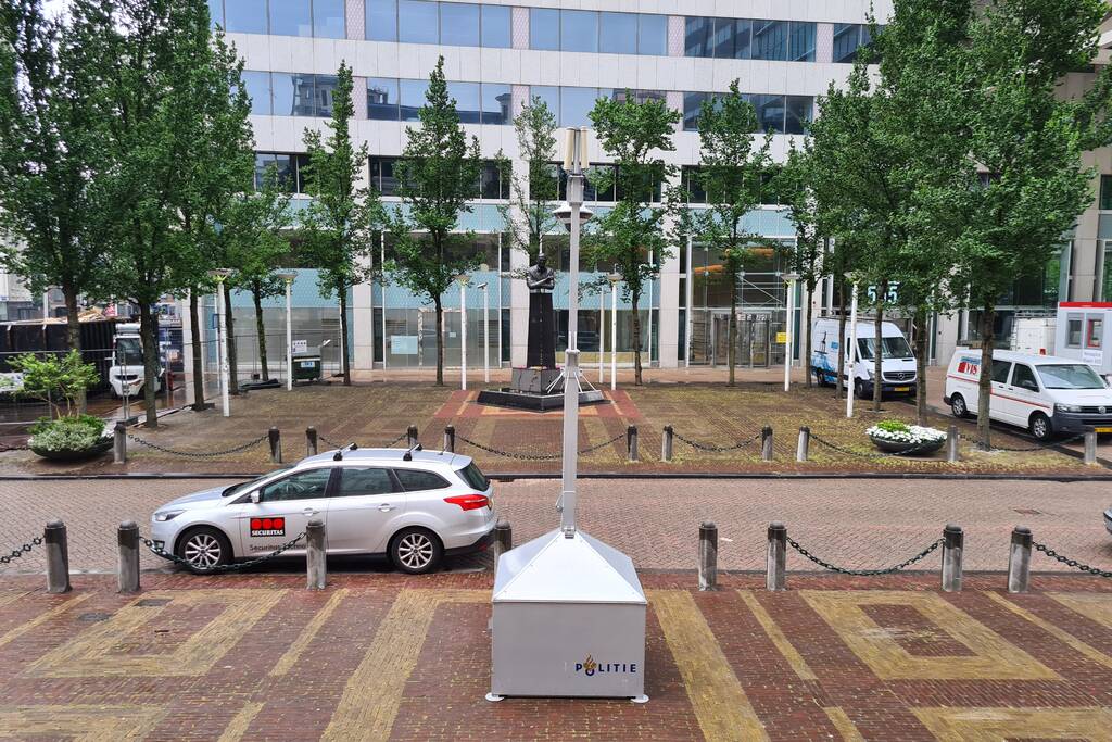 Pim Fortuyn-beeld bewaakt met politiecamera