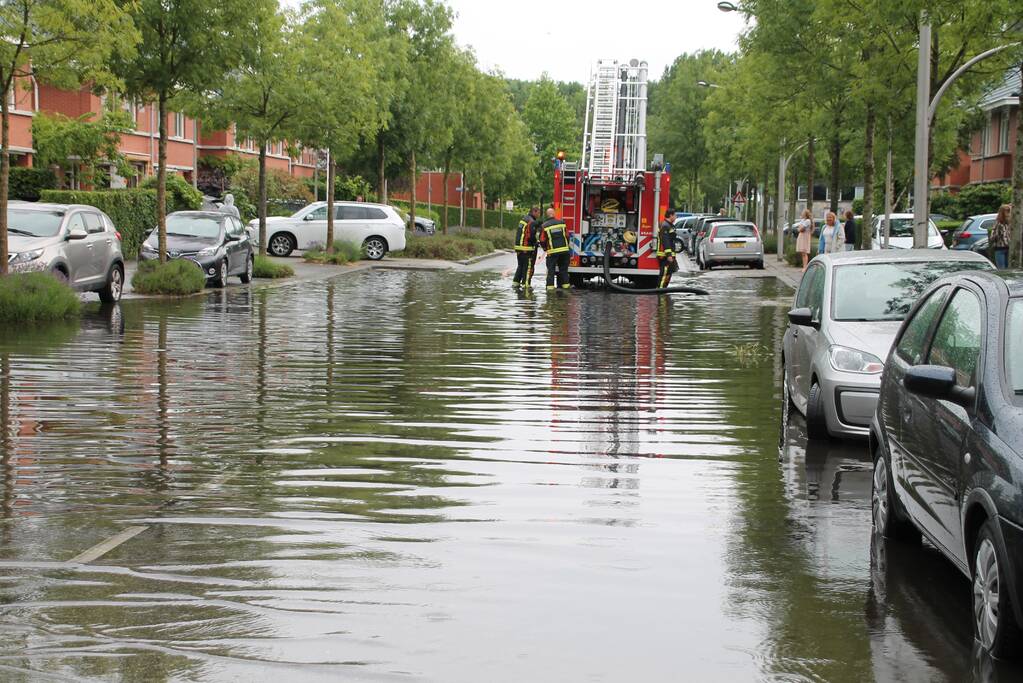 Stevige regenbui zet straten onder water
