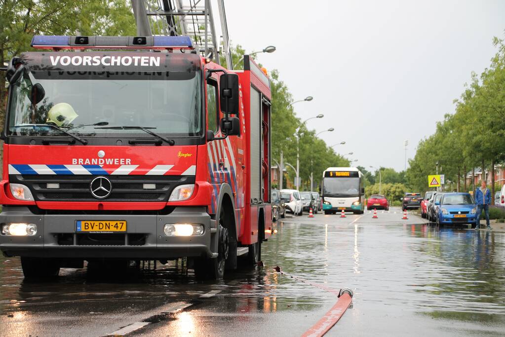 Stevige regenbui zet straten onder water