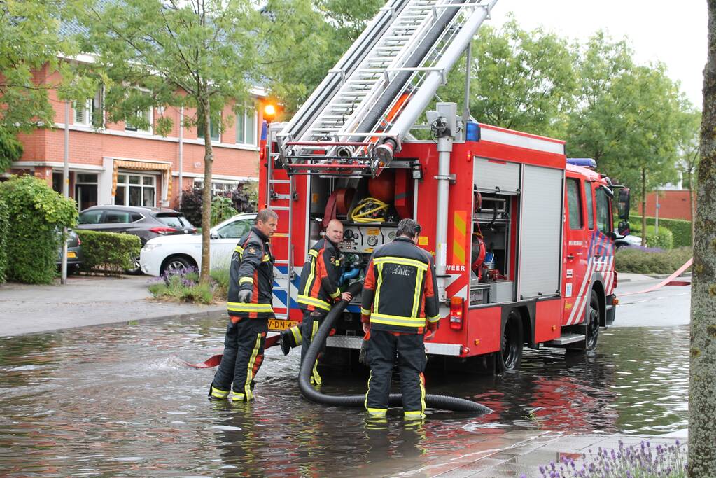 Stevige regenbui zet straten onder water