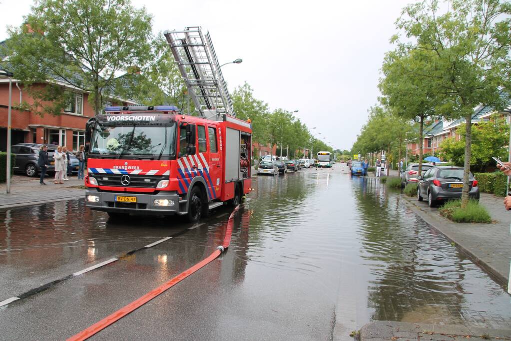Stevige regenbui zet straten onder water
