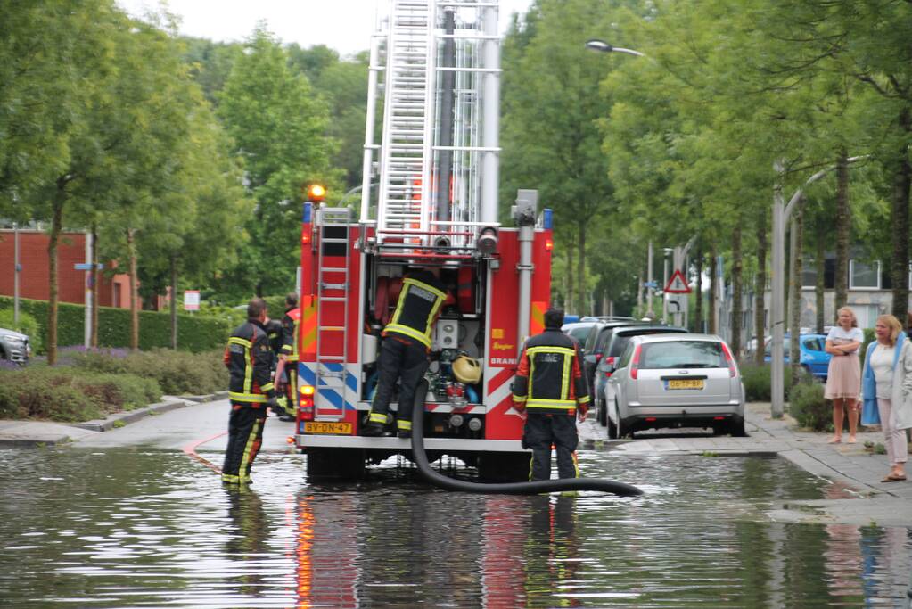 Stevige regenbui zet straten onder water