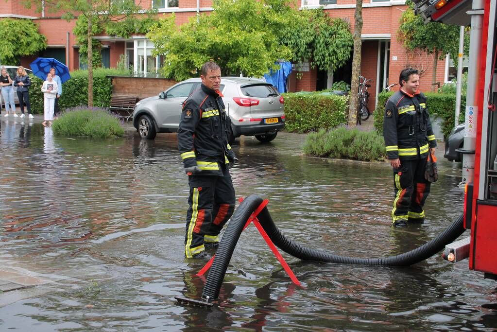Stevige regenbui zet straten onder water
