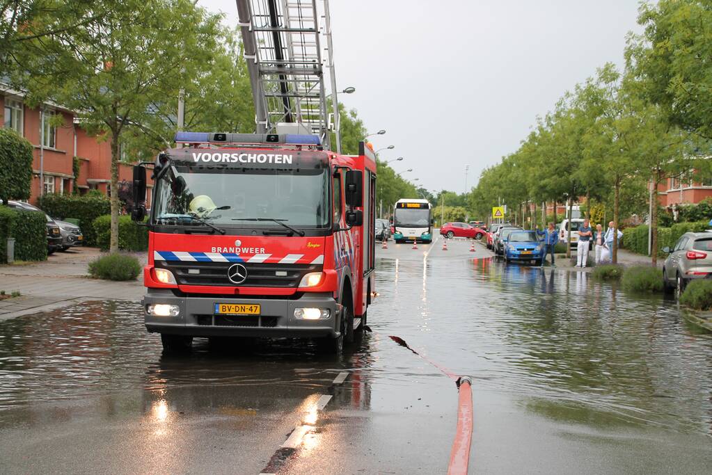 Stevige regenbui zet straten onder water