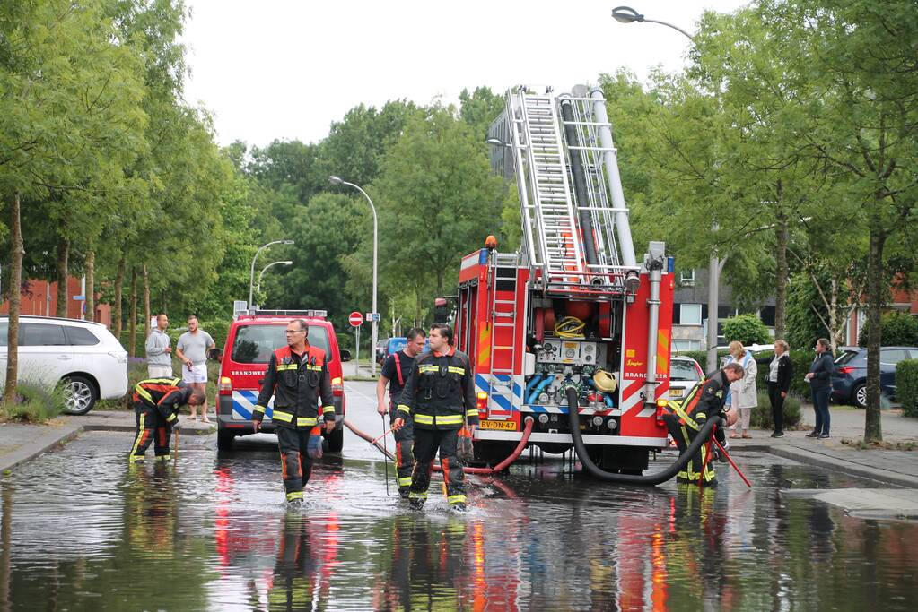 Stevige regenbui zet straten onder water