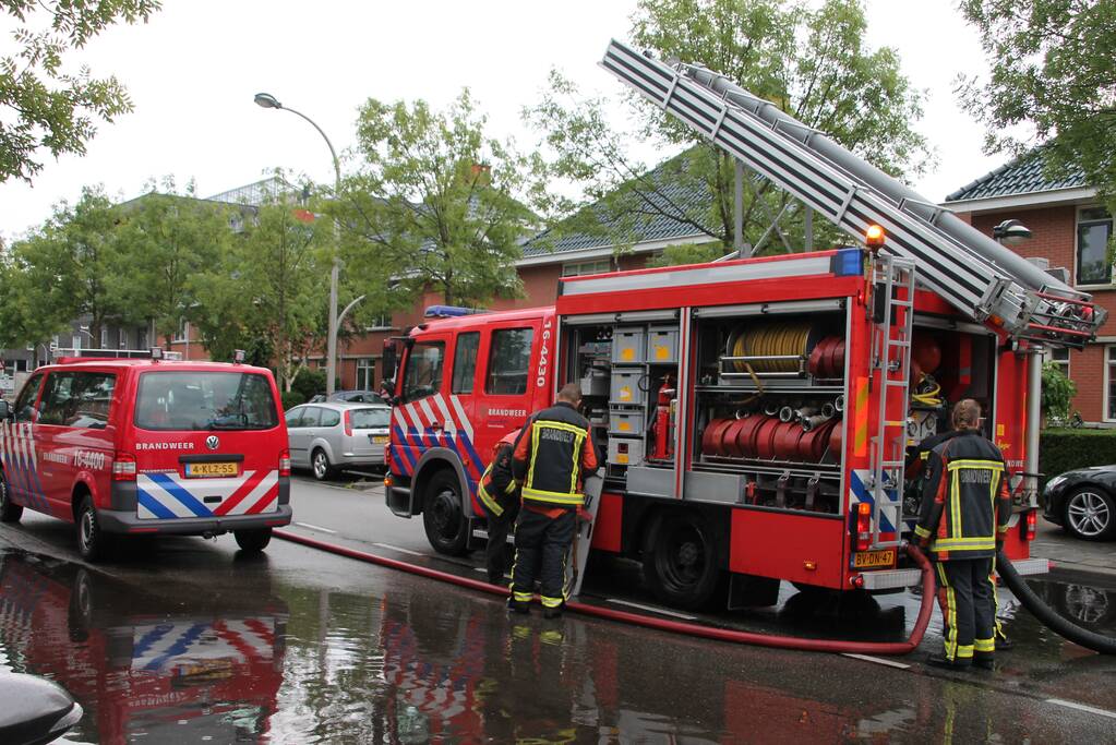 Stevige regenbui zet straten onder water