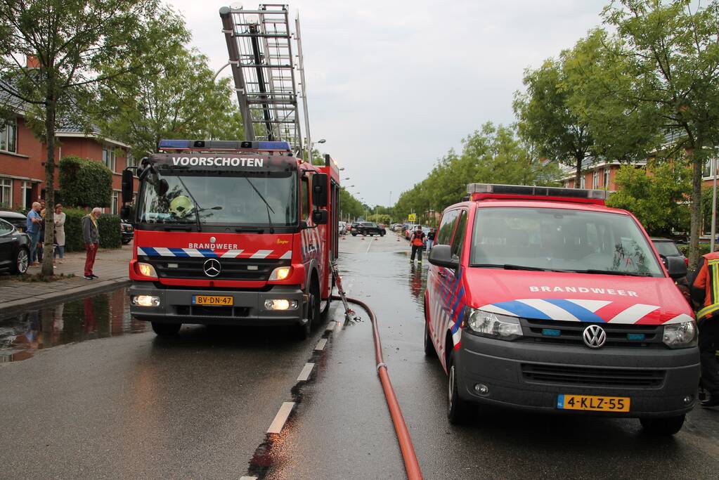 Stevige regenbui zet straten onder water