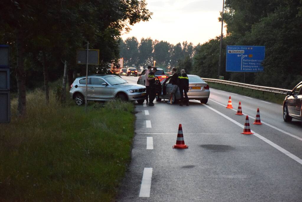 Auto vliegt uit de bocht en belandt op vangrail