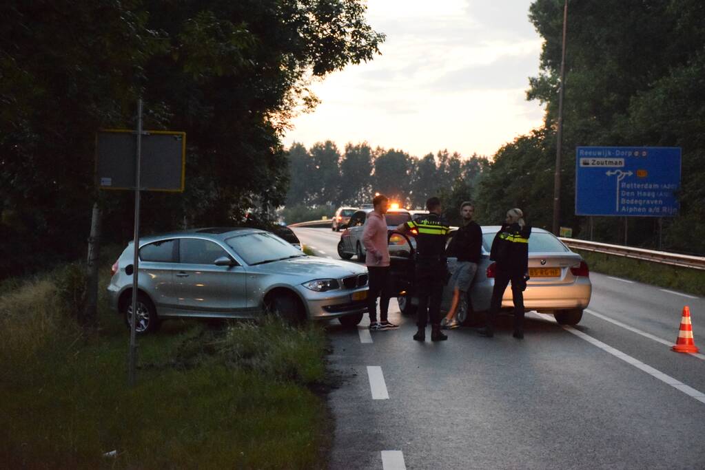 Auto vliegt uit de bocht en belandt op vangrail