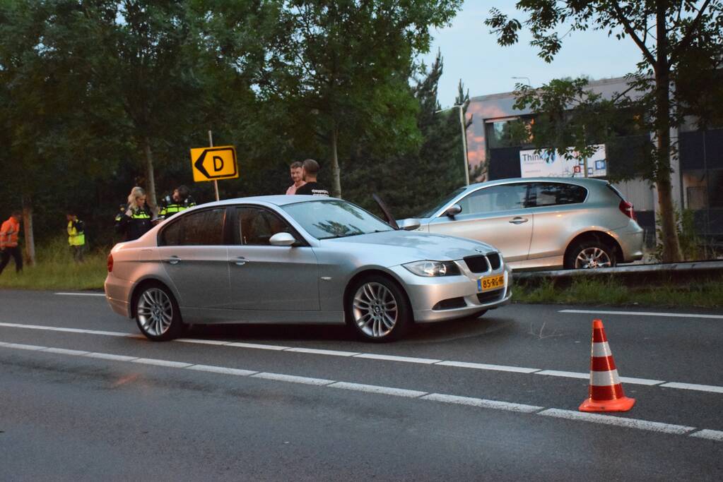 Auto vliegt uit de bocht en belandt op vangrail