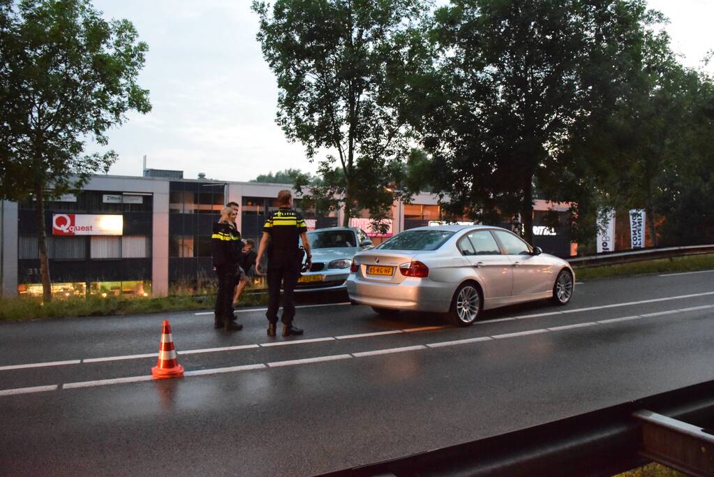 Auto vliegt uit de bocht en belandt op vangrail