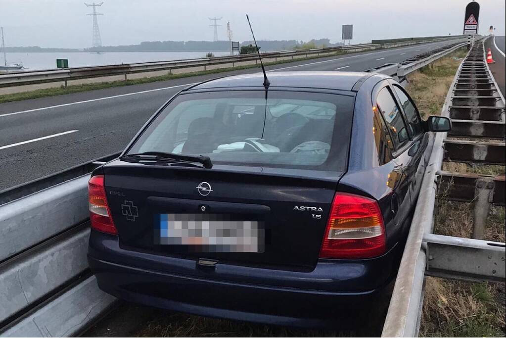 Auto rijdt zich vast op Ketelbrug