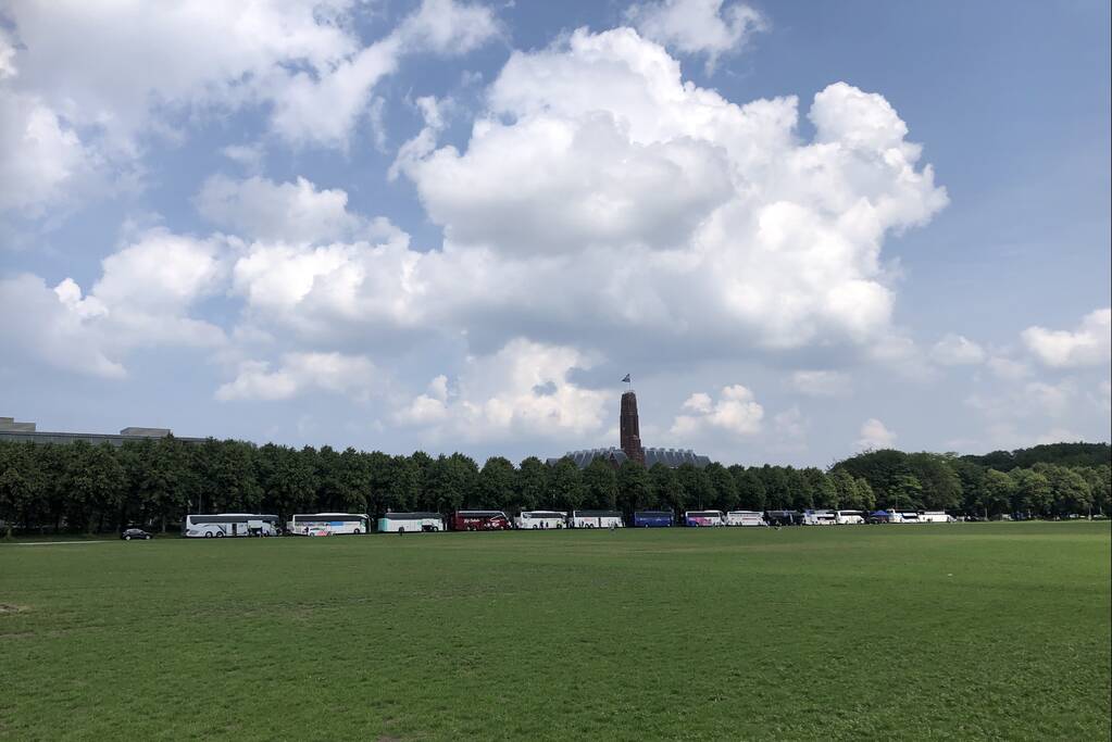 Touringcarbedrijven demonstreren op het Malieveld