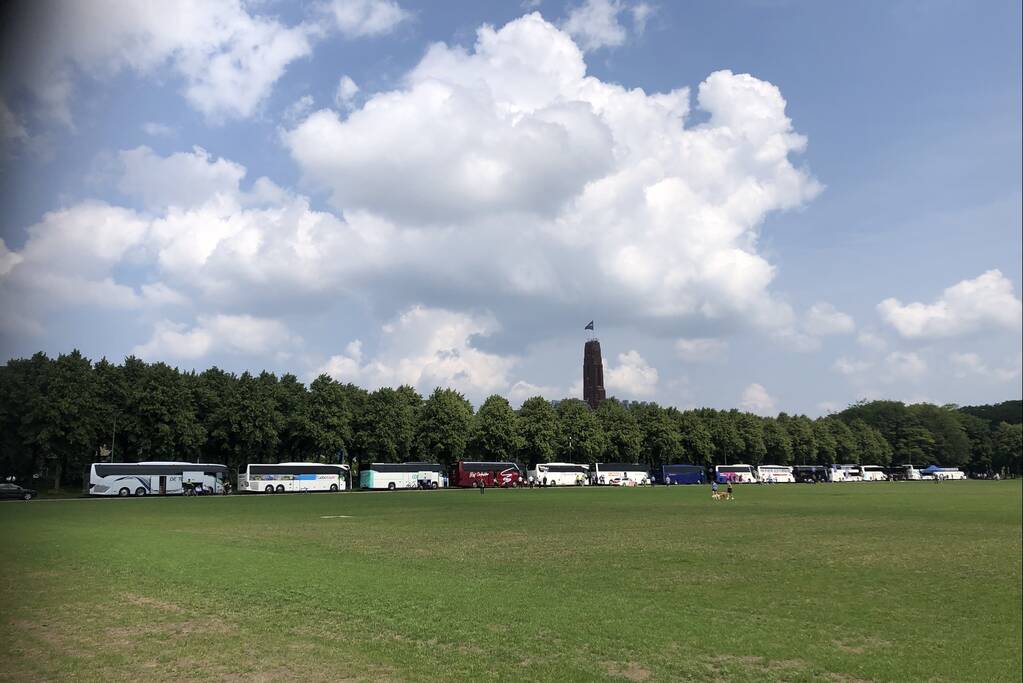 Touringcarbedrijven demonstreren op het Malieveld