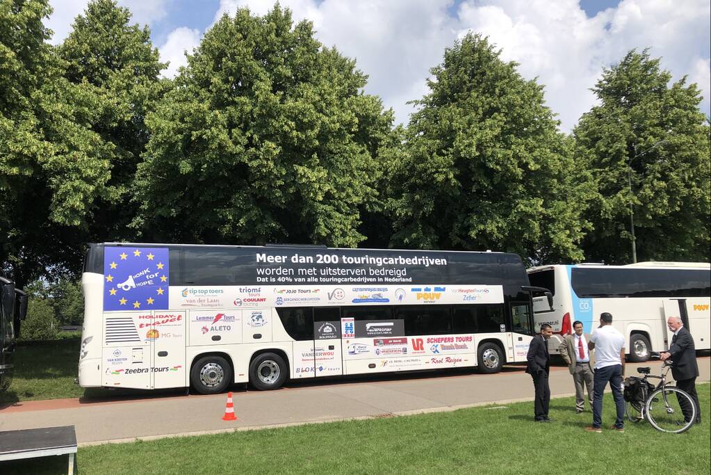 Touringcarbedrijven demonstreren op het Malieveld