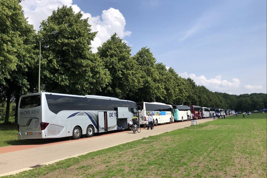 Touringcarbedrijven demonstreren op het Malieveld