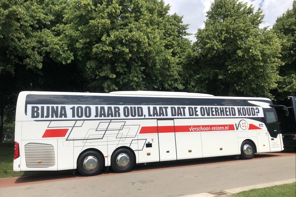 Touringcarbedrijven demonstreren op het Malieveld