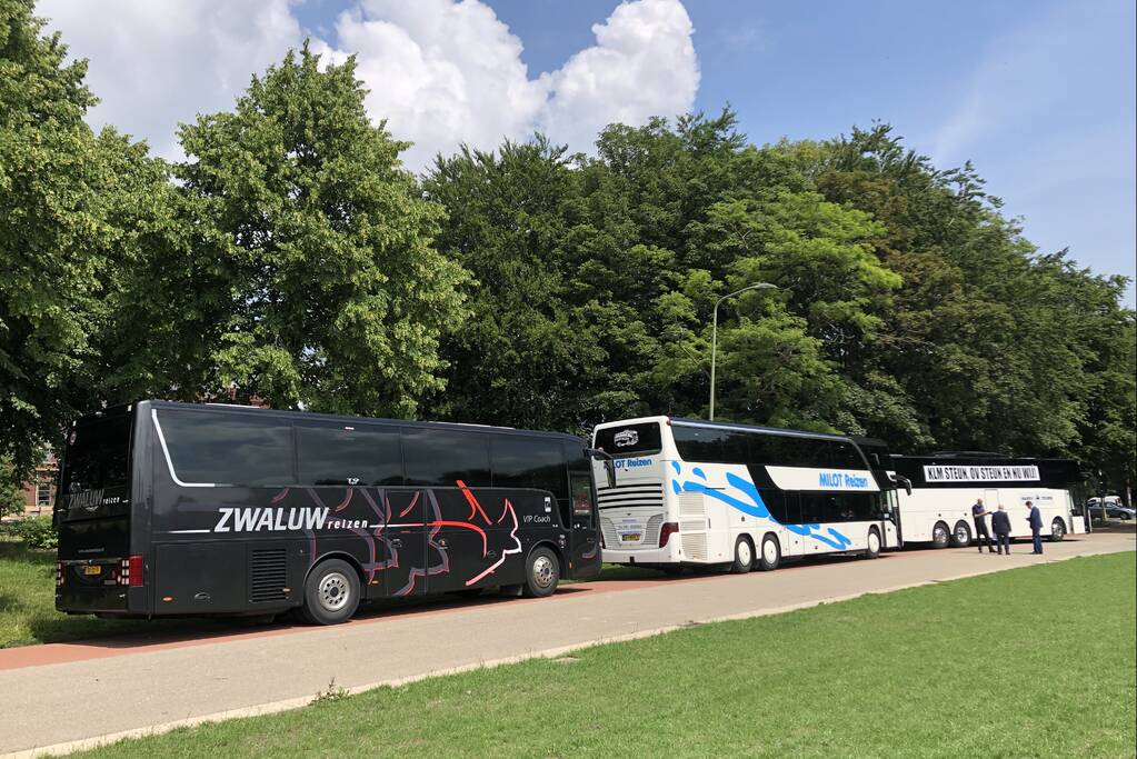 Touringcarbedrijven demonstreren op het Malieveld
