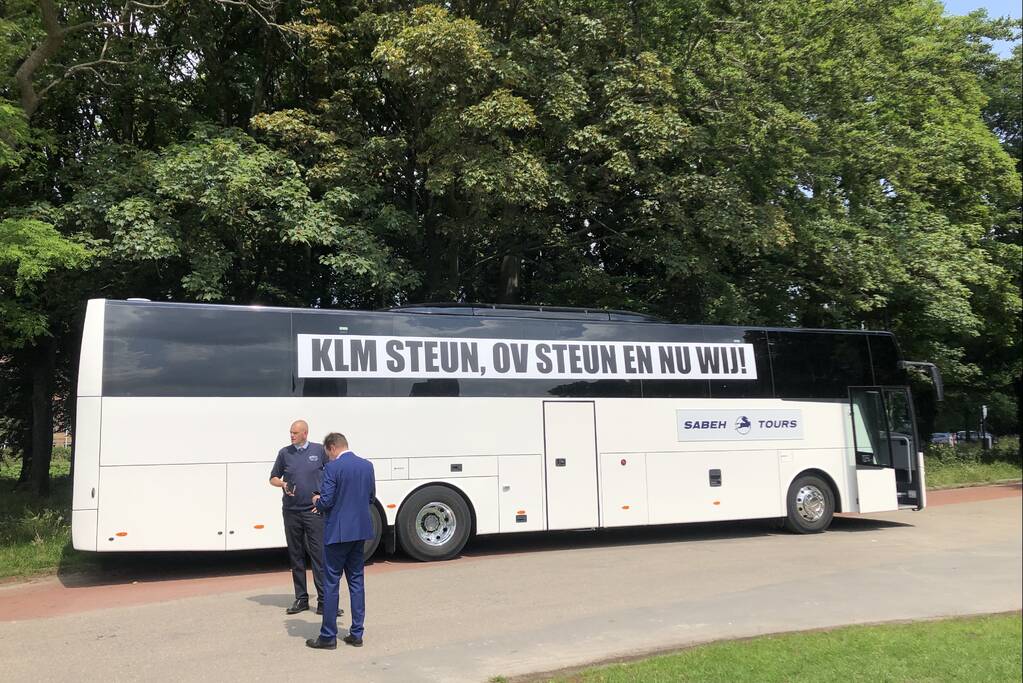 Touringcarbedrijven demonstreren op het Malieveld