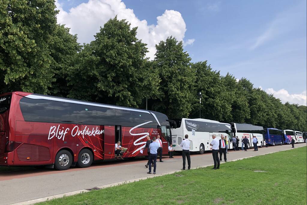 Touringcarbedrijven demonstreren op het Malieveld