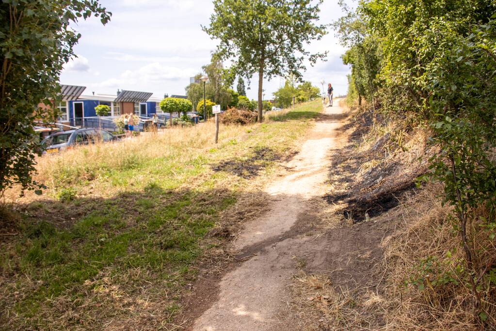 Omwonenden blussen brand met tuinslang