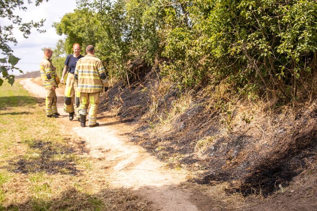 Omwonenden blussen brand met tuinslang