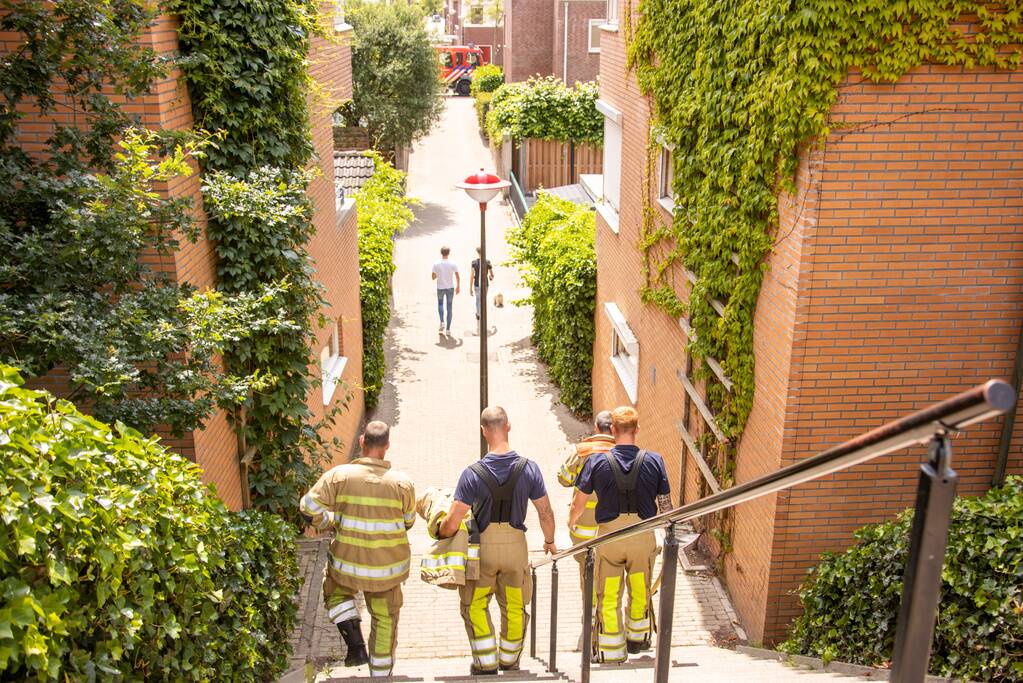 Omwonenden blussen brand met tuinslang