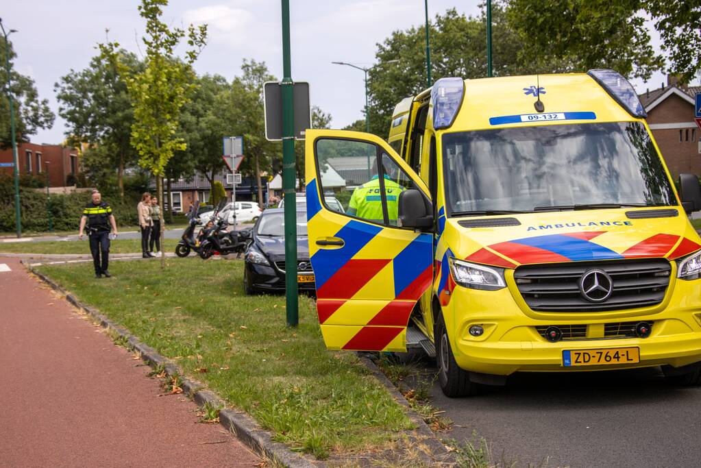 Jongedames op scooter gewond na aanrijding met personenauto