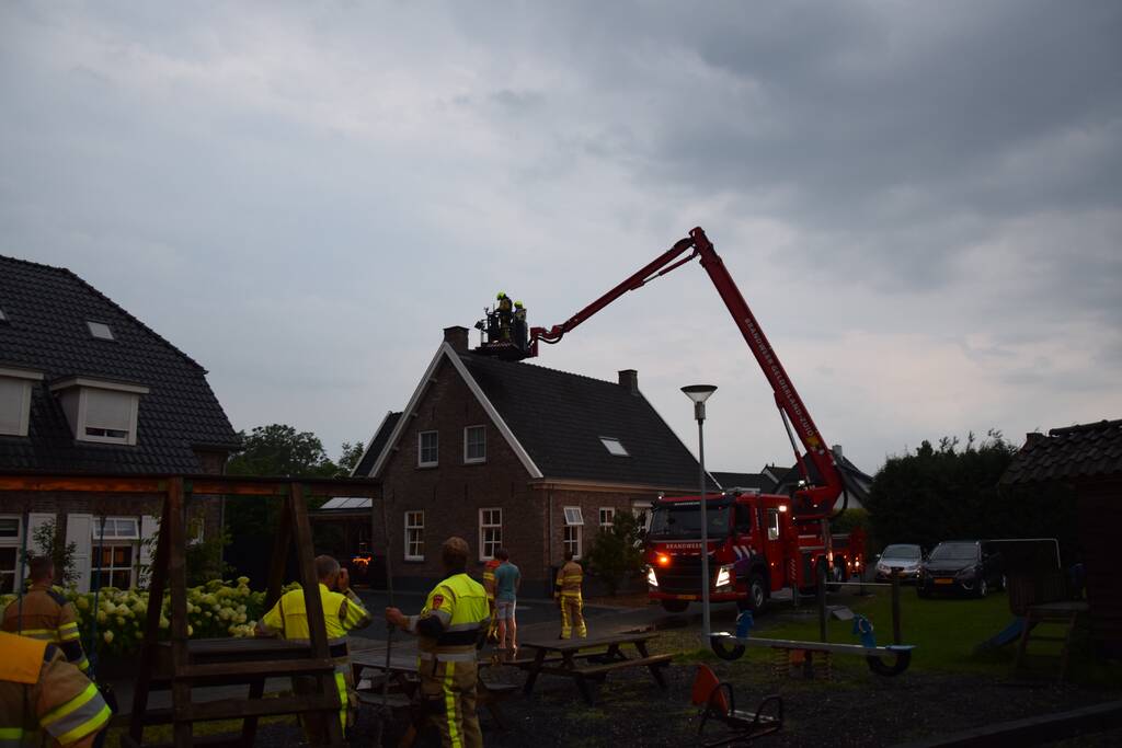 Bliksem slaat in woning
