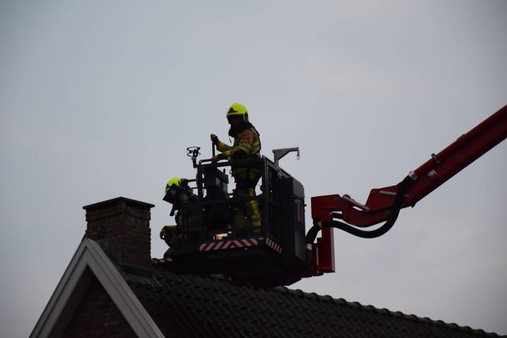 Bliksem slaat in woning