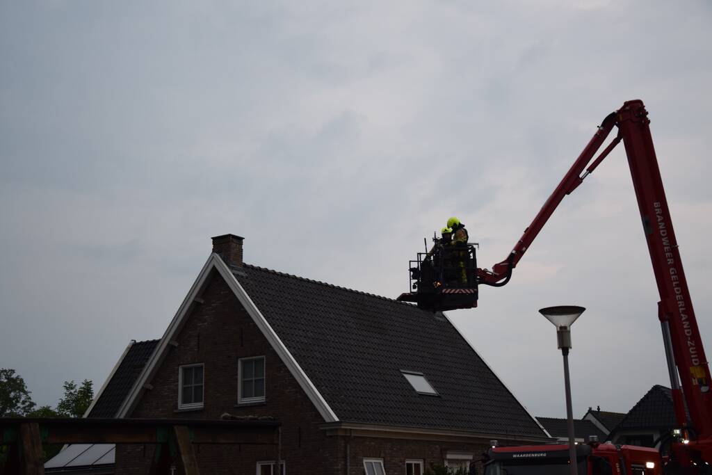 Bliksem slaat in woning