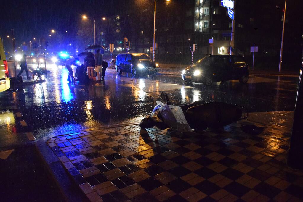 Scooterrijder gewond na aanrijding met auto
