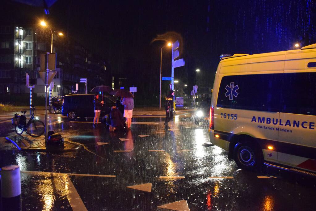 Scooterrijder gewond na aanrijding met auto