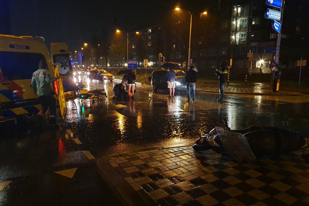 Scooterrijder gewond na aanrijding met auto