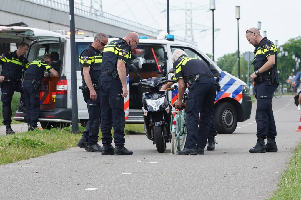 Brommerrijder raakt fietsster na uitwijkmanoeuvre