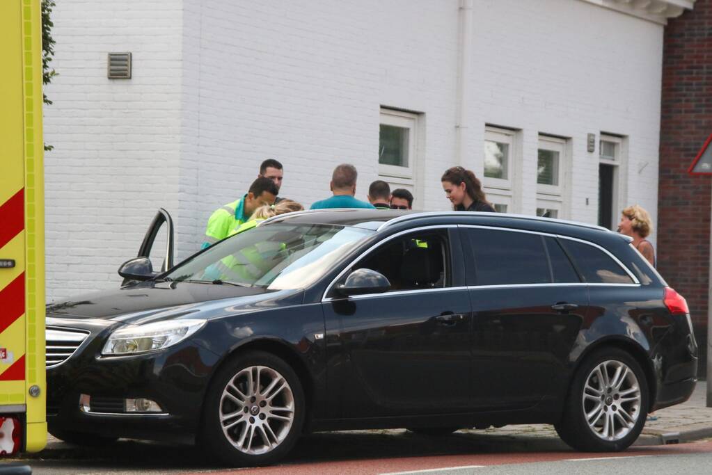 Behoorlijke schade na aanrijding op doorgaande weg