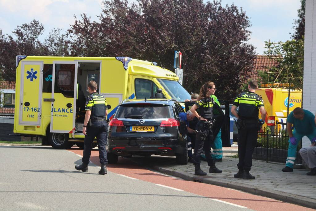 Behoorlijke schade na aanrijding op doorgaande weg